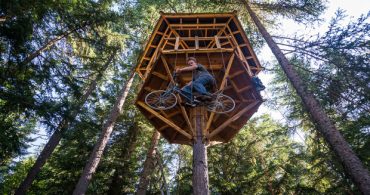 気分はE.T.　自転車で宙を駆け上がるツリーハウス！「A Treehouse with a Bicycle Elevator」