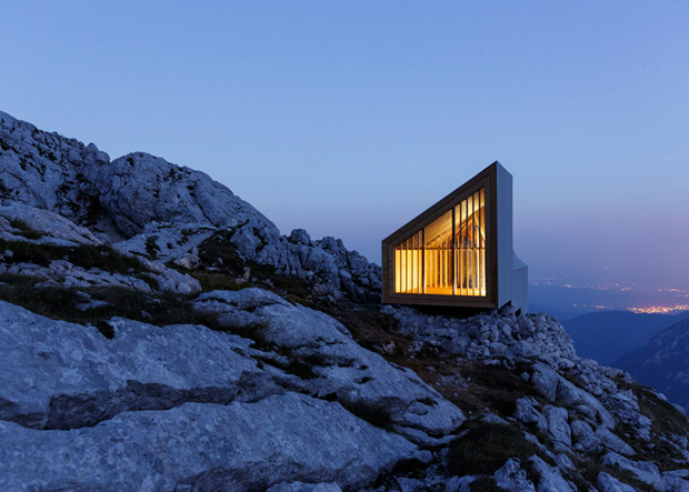 山の上で篭る、断崖の上のシンプルな山小屋「Mountain cabin by OFIS」