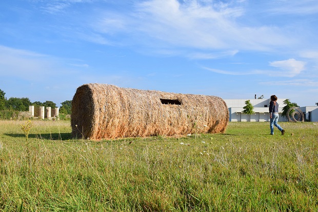 麦わらの小屋、フランスの麦畑に横たわる巨大な筒形ストローベイルハウス