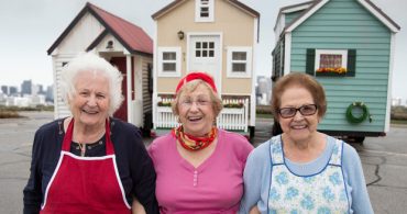 おばあちゃんのレトロかわいい宅配車に見る自分らしい終の棲家「Sausage Nonnas’ Mobile Homes」
