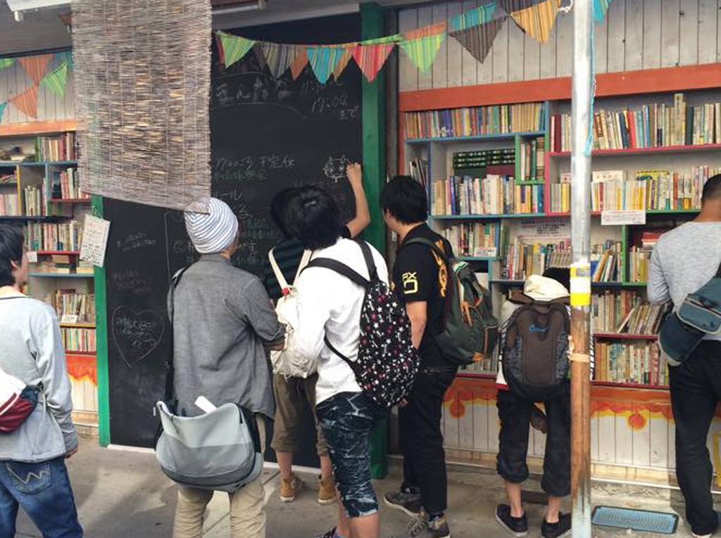 地域でひとつの本棚をつくる、商店街にある「みんなのほんだな」｜Local Life @ Okinawa