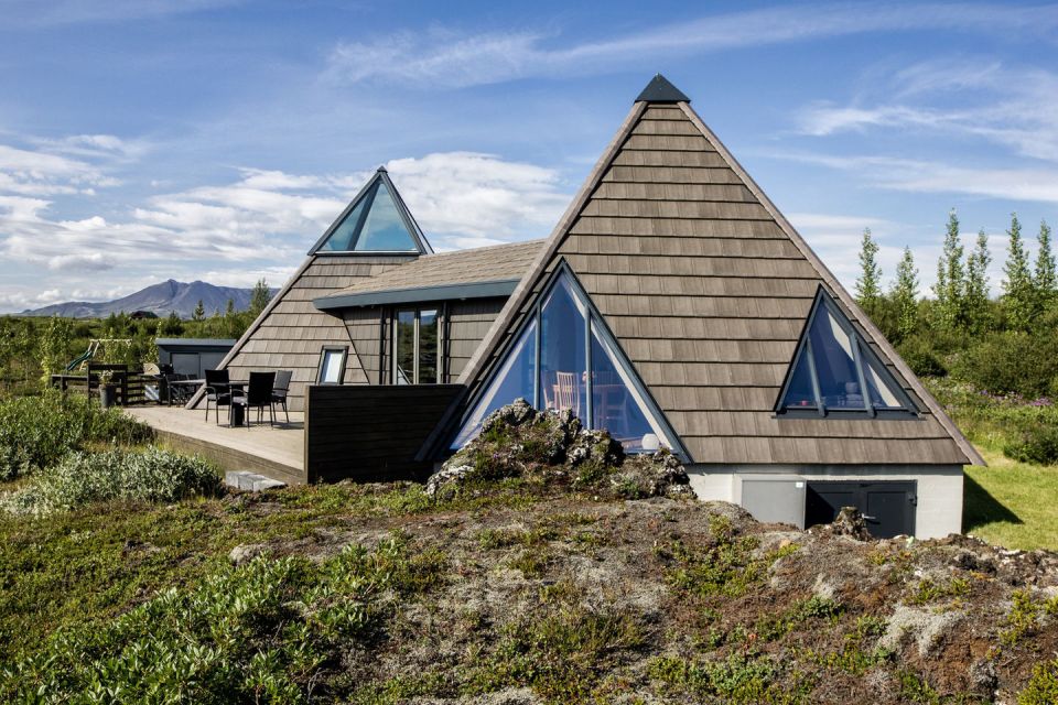 アイスランドの溶岩原に建つ2つのピラミッド型の家「Pyramid Cottage」