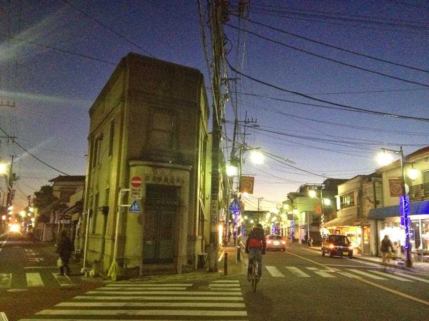 小川さんが気に入った細い路地がある鎌倉の町並み