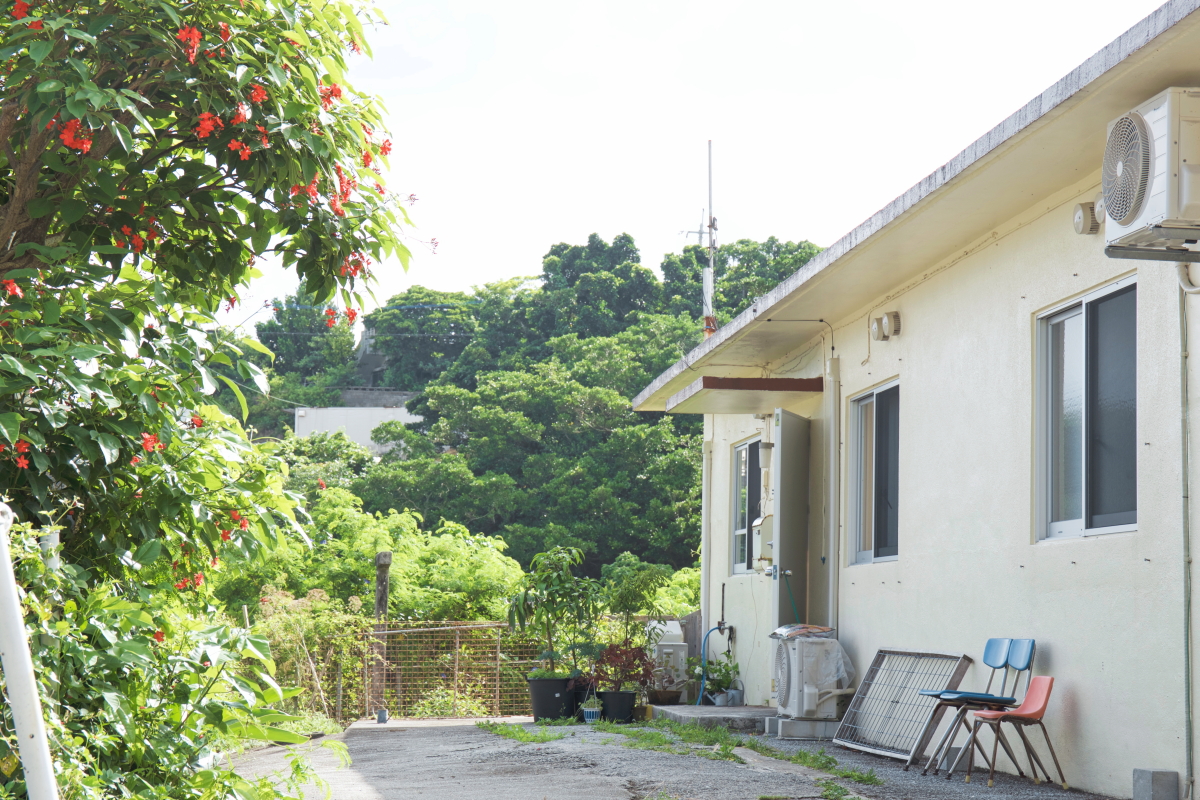 沖縄のご自宅の外観。奥には川が流れていて涼しい風が入る