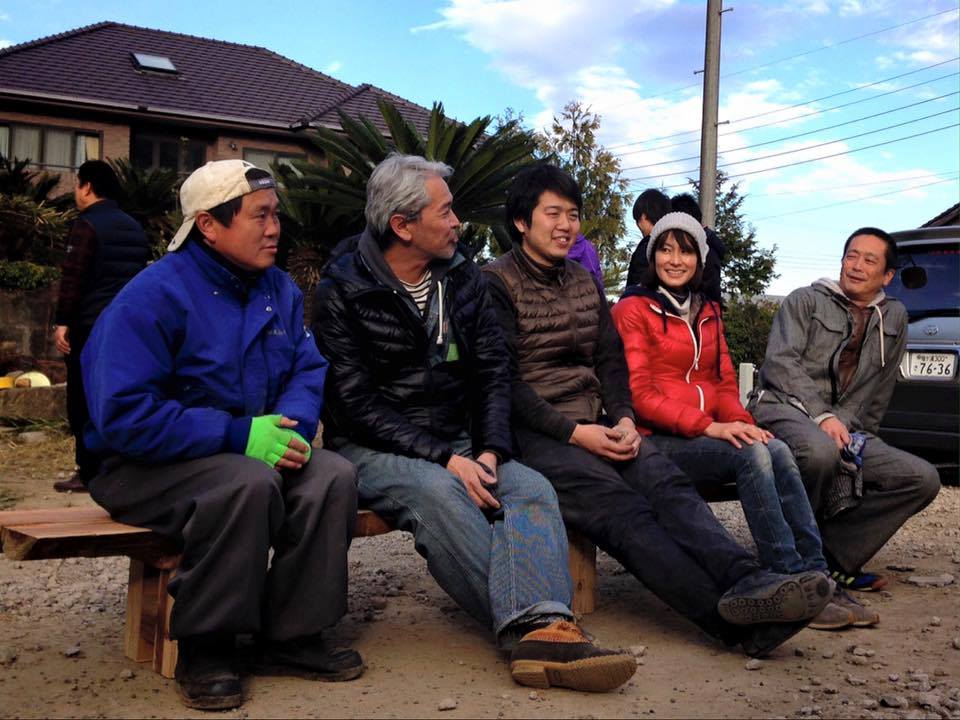 右から、建築ユニットみかんぐみの竹内さん、馬場さん、つみき設計施工社の河野さん、NPO理事で建築家の内山さん、地元木材屋の御子神さん