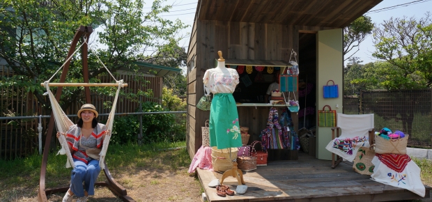 葉山ヴィレッジでは手作りの小屋で小商いをする人も