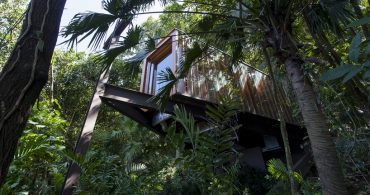 海に祈る。ブラジルの熱帯雨林に囲まれた崖の上の礼拝堂「Triangular Platform Chapel」