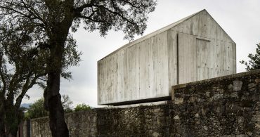 鳩小屋がモダンな秘密基地に「AZO. Sequeira Arquitectos Associados」
