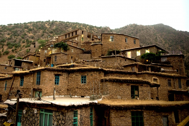 美しい渓谷に沿って建てられたイランの家