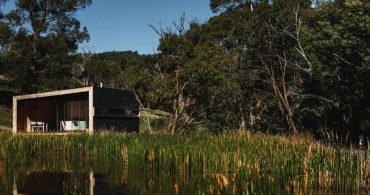 オーストラリアの草原に佇む週末の家。完全オフグリッドの「Pump House」