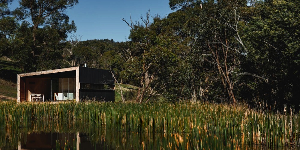 オーストラリアの草原に佇む週末の家。完全オフグリッドの「Pump House」
