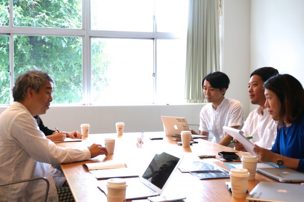 インタビューは奥沢にあるD&DEPARTMENT TOKYOにて行われた 。左がナガオカケンメイさん。右手が「未来住まい方会議」編集部。