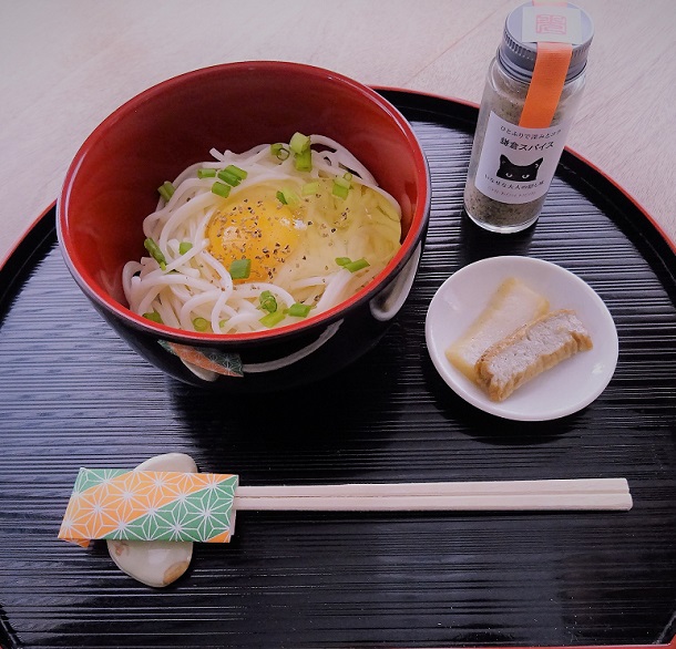 イベント期間中のみ食べられる鎌倉にある甘味処こまめさんの限定モーニング”鎌”玉うどん。五島うどんと鎌倉スパイスのコラボレーションで店主石坂さんのアイデアです。