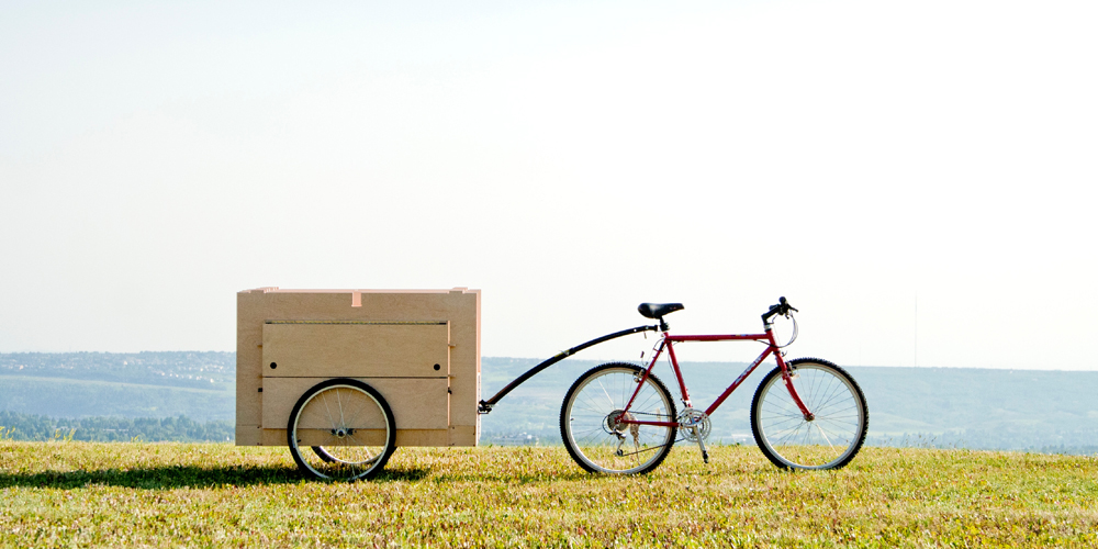 箱を広げるとピクニックテーブルに早変わり！自転車で持ち運べる「Bike Trailer」