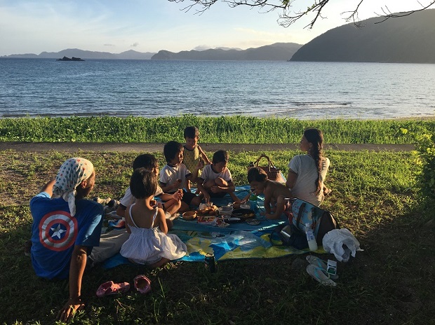 「今日天気いいしね」と急きょ始まった海辺のピクニック。通りがかりのご近所さんも一緒に。