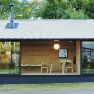 ビジネス街の中心にこんな小屋はいかが 木の小屋 In Design Touch 15 Yadokari Net 小屋 タイニーハウス 空き家 移住 コンテナハウスからこれからの暮らしを考え実践するメディア