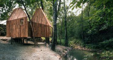 双子みたいに可愛い。森と清流に囲まれた中国の「Tree House」
