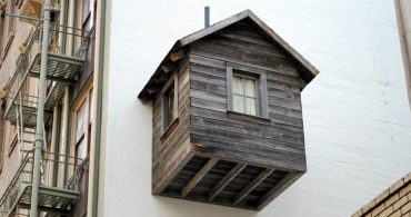 ビルの壁に小屋!? サンフランシスコの高層ビルを開拓する「The Manifest Destiny!」