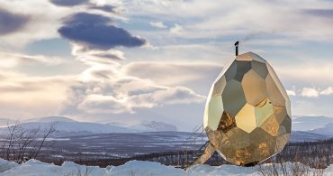 街の再生のシンボルに。スウェーデンの雪原に降り立った「金の卵サウナ」