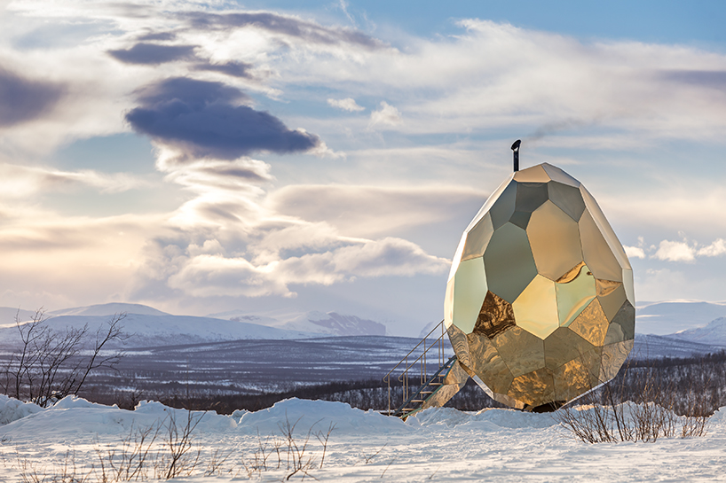 街の再生のシンボルに。スウェーデンの雪原に降り立った「金の卵サウナ」