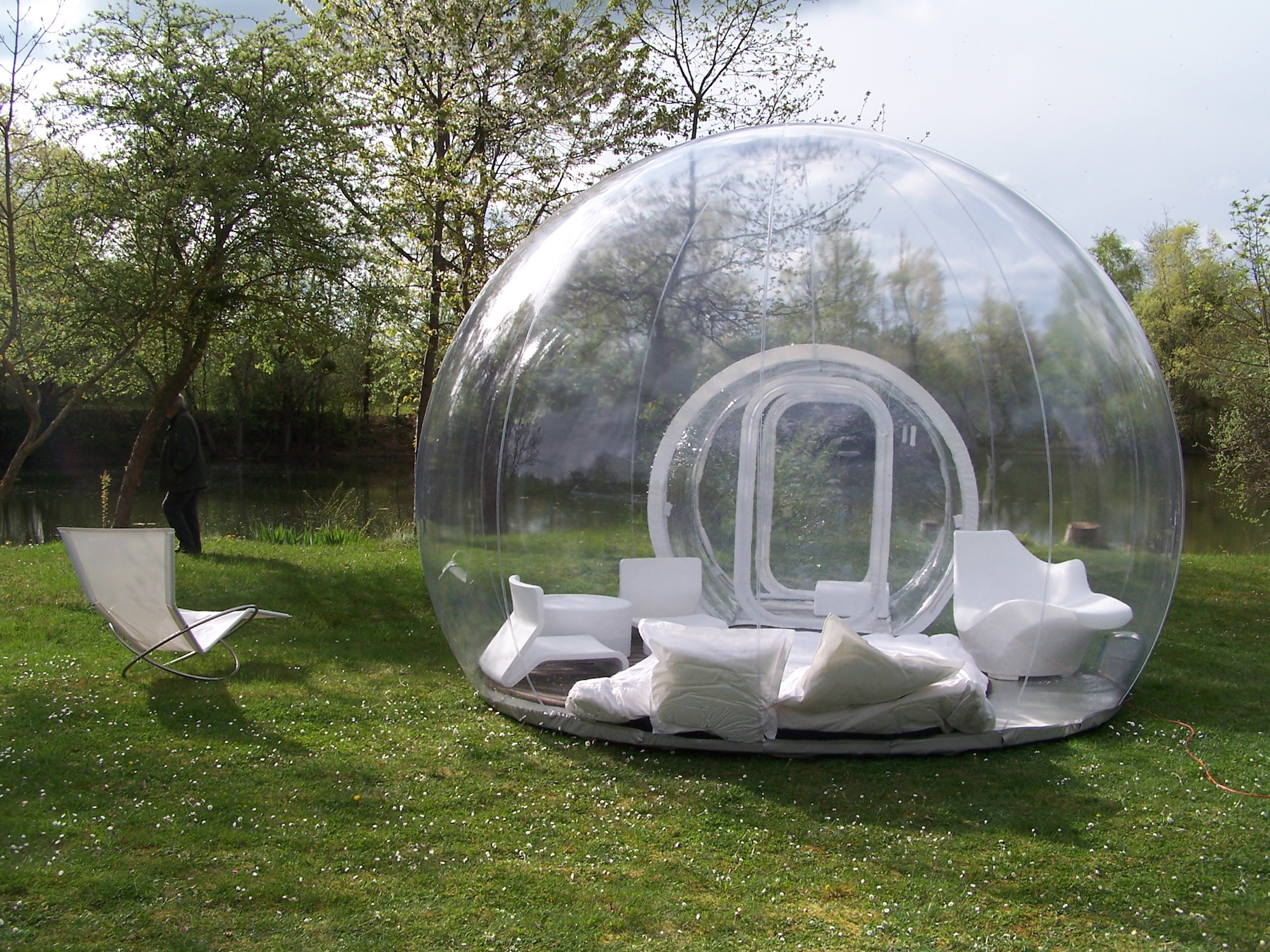 自然と一体になれる不思議空間。透明なバブルテントが持つ可能性