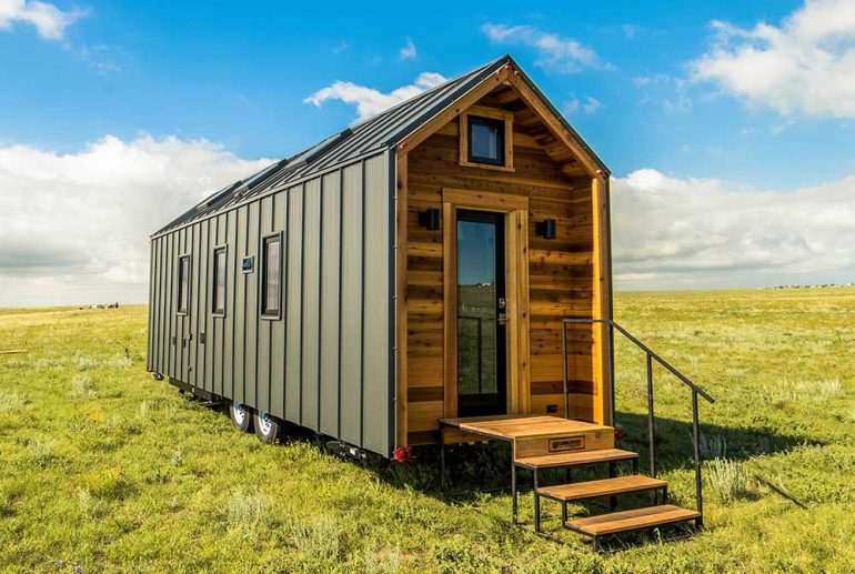 大草原の小さなトレーラーハウス。“Farallon”の現代的アメリカ伝統デザイン