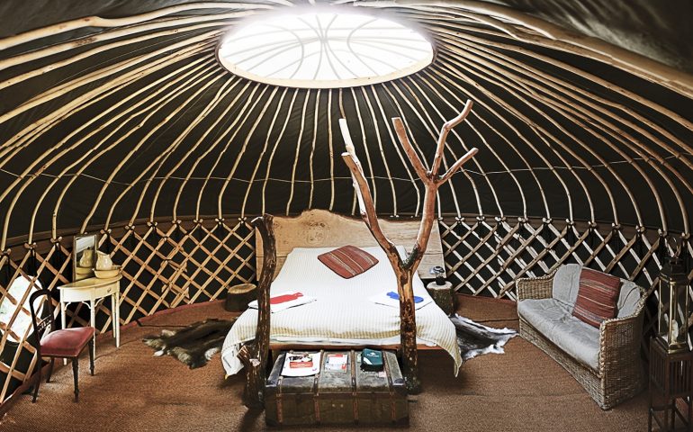 木の魅力がいっぱい。森の中の手づくりグランピング「Coracle the Yurt」で深呼吸