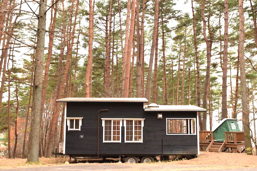 森の中のタイニーハウスで ちいさな暮らしを体験 キャンピカ明野ふれあいの里 Tinyhouse Orchestra 小屋 タイニーハウス トレーラーハウスやちいさな暮らしを知る 体験する 購入する 実践するための専門サイト