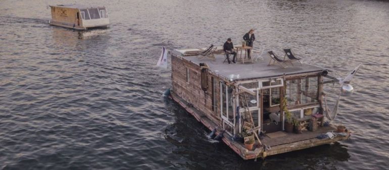 ヨーロッパの川で1年。2人の芸術家による2隻のボートの旅