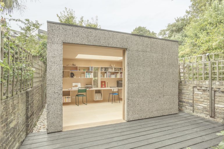 コルク製の庭先作業部屋「London Couple’s Backyard Studio」