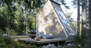 窓一面に星と湖。115万円で建てたフィンランドの家「Nido」