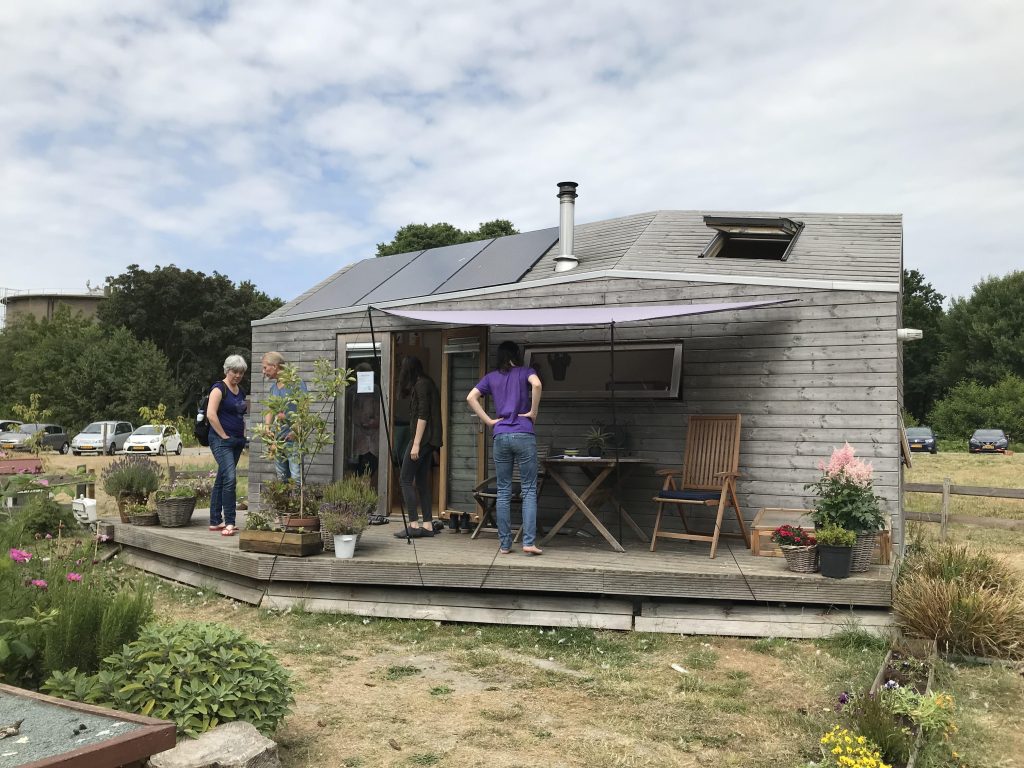 あなたはどっち派 太陽光発電 Or 風力発電 In タイニーハウス Tinyhouse Orchestra 小屋 タイニーハウス トレーラー ハウスやちいさな暮らしを知る 体験する 購入する 実践するための専門サイト