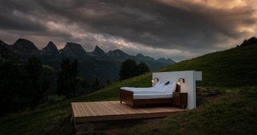 スイスアルプスがあなたのお部屋。壁も屋根もないホテル「ゼロ不動産」が大人気