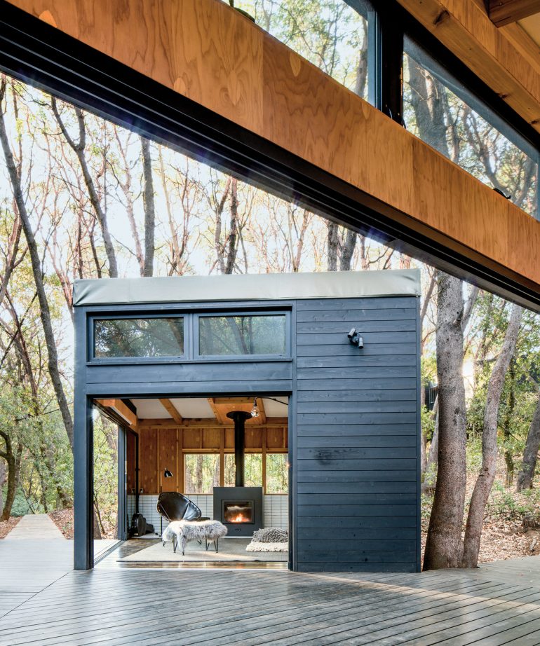 仮住まいのデザイン。テント屋根の集合キャビン「Forest House」