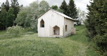 シンプルだけど凝っているスイスのシャレー「1960s-era chalet」