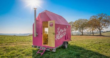 これは目立ちすぎ……？　まっピンクなトレーラー「magenta tiny house」