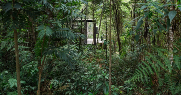 ブラジルの森の中に佇む。スタイリッシュなキャビン「Chalet L」