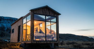 ベッドルームでオーロラを。アイスランドのガラス張りロッジ「Panorama Glass Lodge」