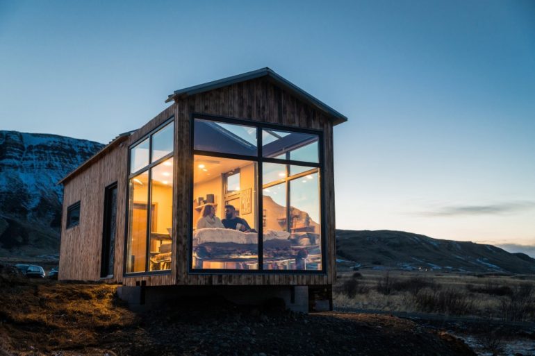 ベッドルームでオーロラを。アイスランドのガラス張りロッジ「Panorama Glass Lodge」