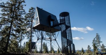 スカンジナビアの暮らしが息づく三角形のツリーハウス「PAN Treetop Cabins」