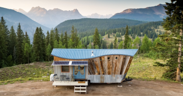 アメリカ・ロッキー山脈を背に立つタイニーハウス「Rocky Mountain Tiny Houses」