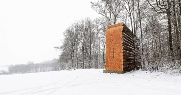 ドイツの森に出現。現地の木でつくられたログチャペル「wooden chapel in germany」