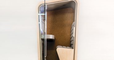木製電話ボックスのプライベート空間。カナダの「Loop Phone Booth」