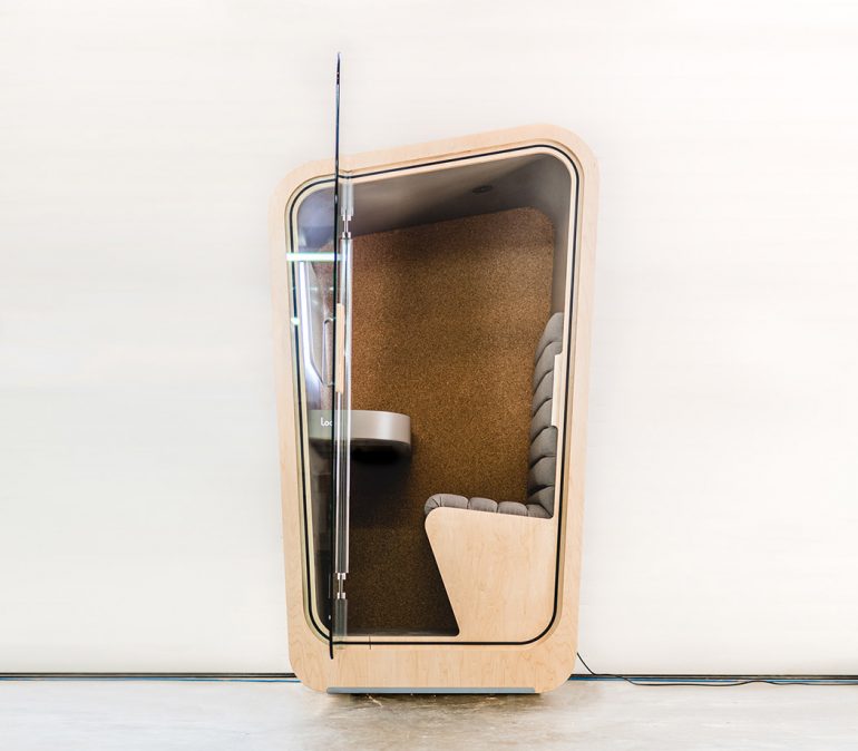 木製電話ボックスのプライベート空間。カナダの「Loop Phone Booth」