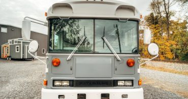 スクールバスを家族の住まいへ「Blue Bird All American skoolie」