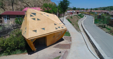 温度にあわせて開閉する幾何学的な家「operable interactive village hut」