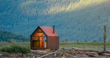 プレハブではなく“プレメイド”式を採用。メタリックなスモールハウス「site shack」
