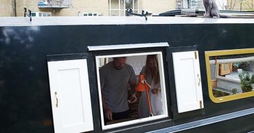 ロンドン・テムズ川に浮かぶ。アンティークなハウスボート「Chinampa Houseboat」