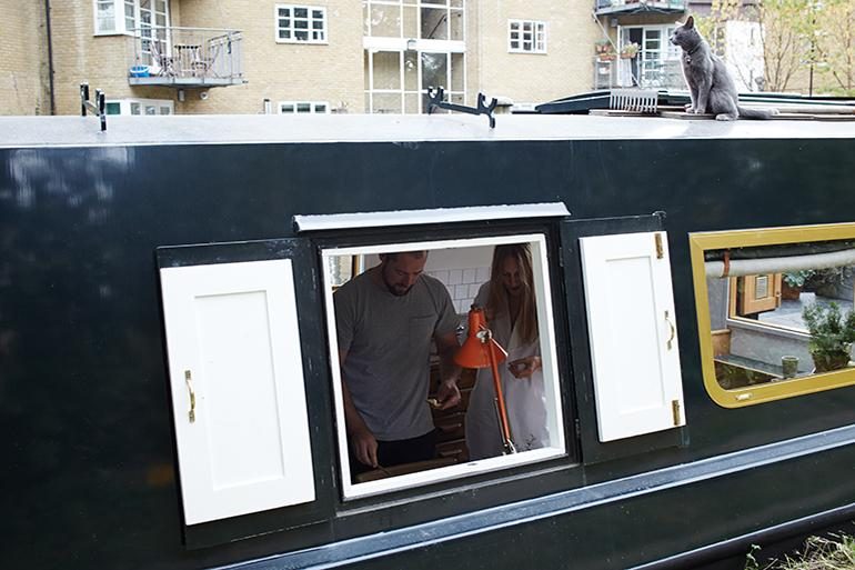 ロンドン・テムズ川に浮かぶ。アンティークなハウスボート「Chinampa Houseboat」