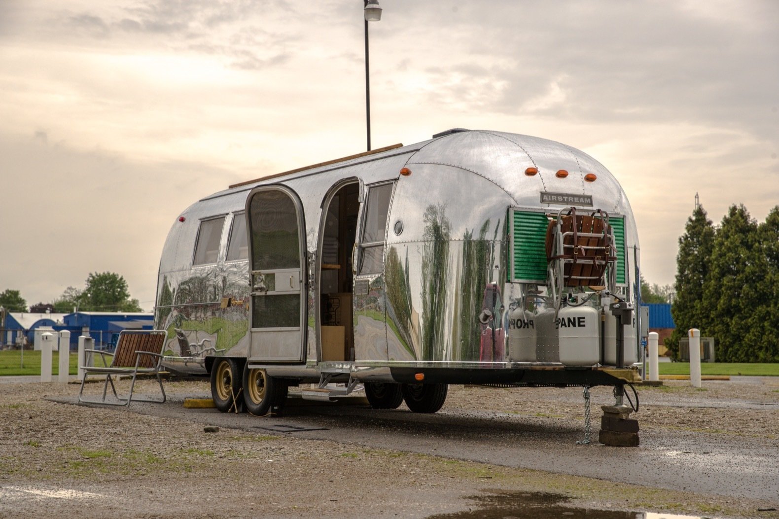 銀色に輝くエアストリームを改造「Renovated 1965 Airstream